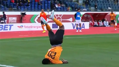 Sao Premier League suýt gãy cổ khi ăn mừng bàn thắng tại AFCON 2025